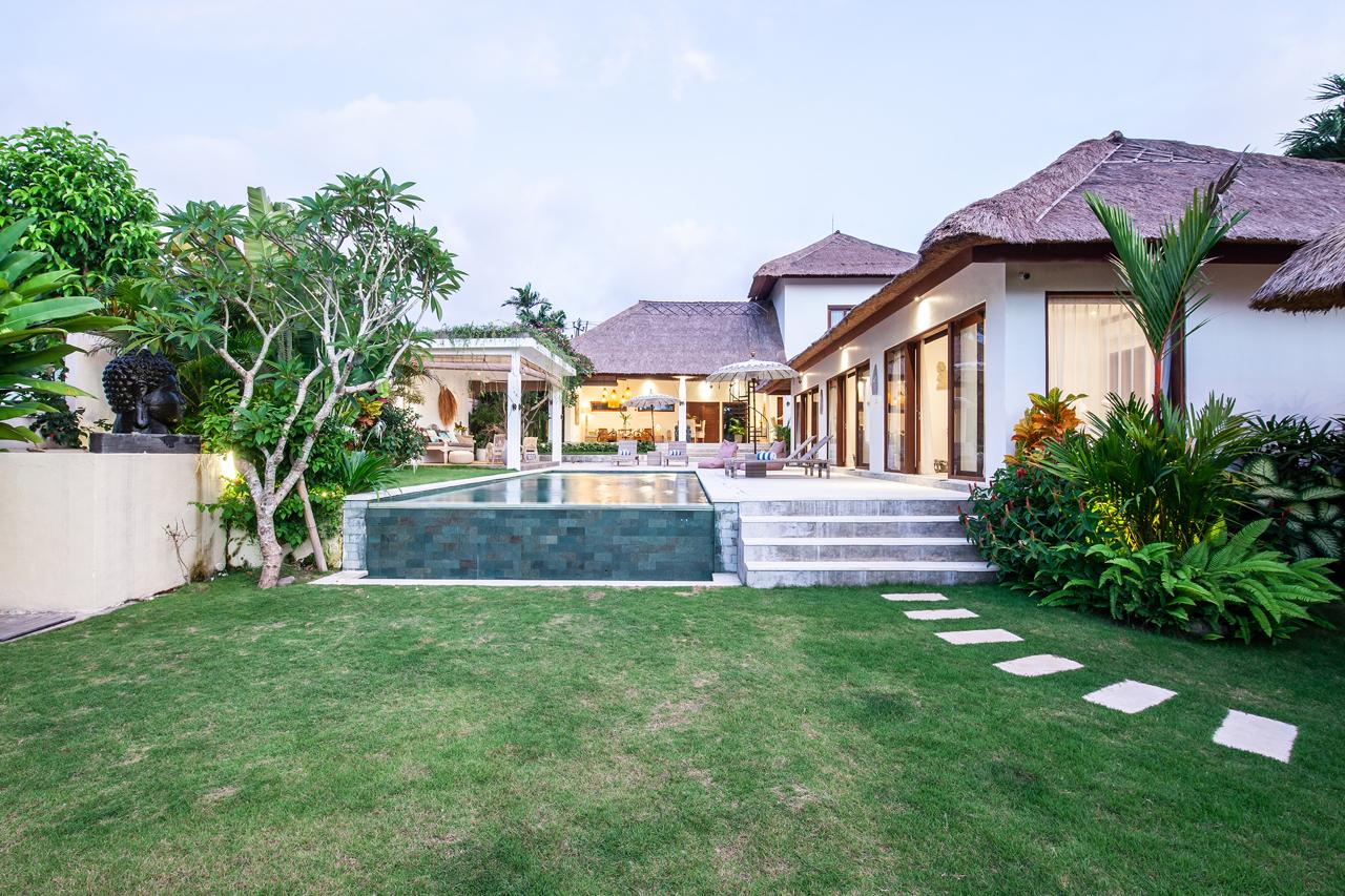 Modern 4-Bedroom Villa with Large Garden and Pool in Tiying Tutul, Canggu