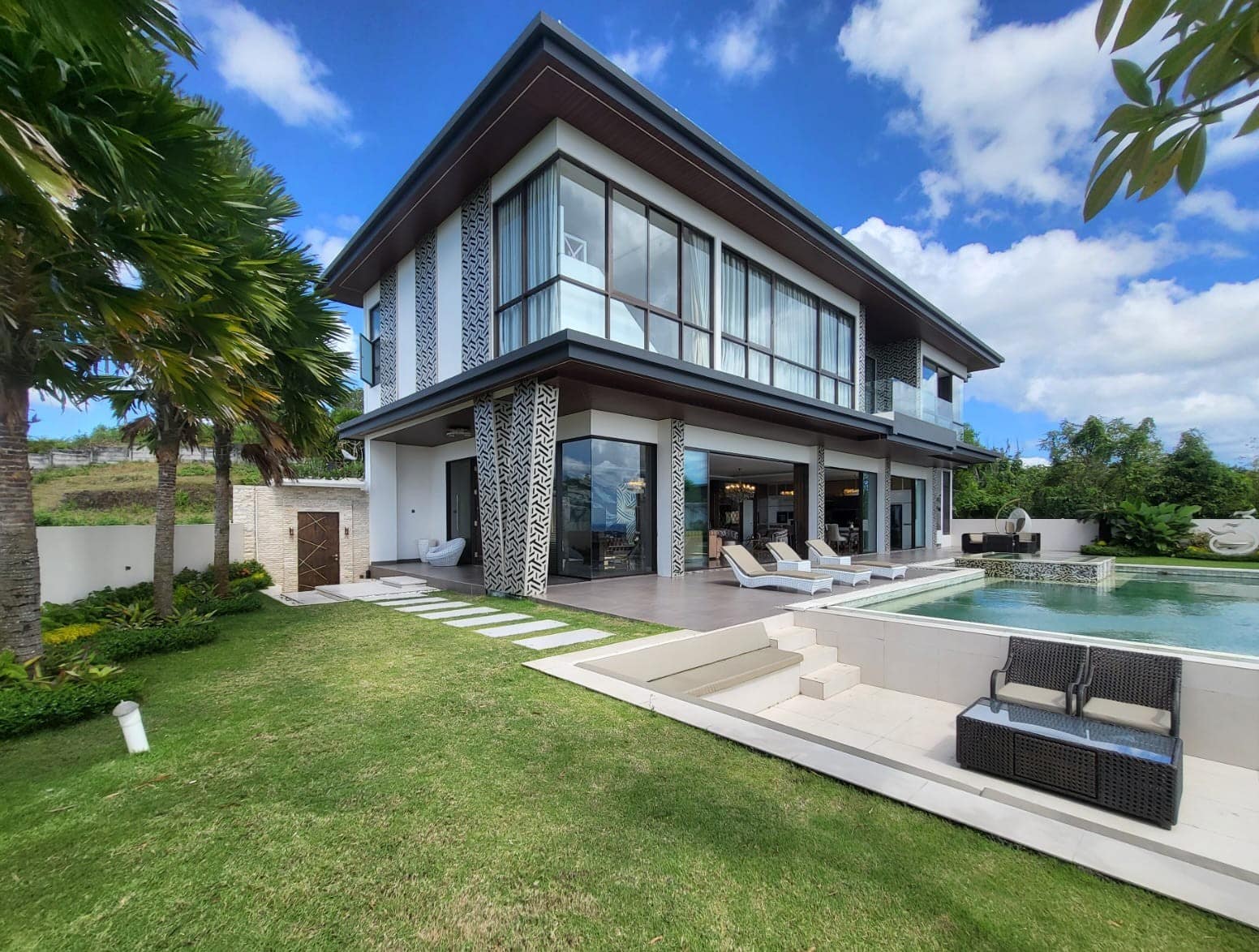 Freehold – Luxury villa in Jimbaran with ocean view